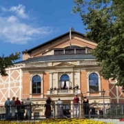 Das Bayreuther Festspielhaus wird dieses Jahr eine neue Dirigentin begrüßen. Archivbild: Neele Boderius