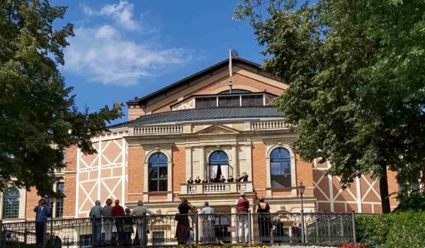 Das Bayreuther Festspielhaus wird dieses Jahr eine neue Dirigentin begrüßen. Archivbild: Neele Boderius