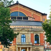 Zieht viele Touristen an: das Bayreuther Festspielhaus auf dem Grünen Hügel. Archivbild: Neele Boderius