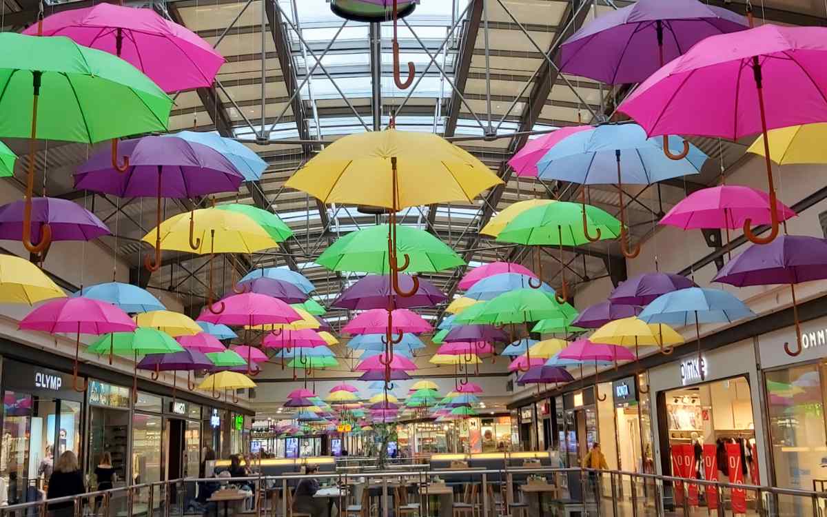 Regenschirme im Rotmain Center. Archivbild: Neele Boderius