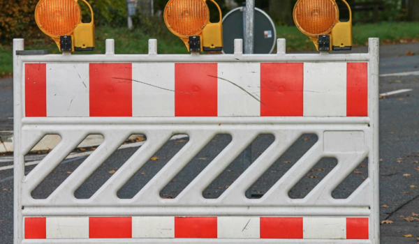 Für die Fräs- und Asphaltierungsarbeiten ist es erforderlich die Staatsstraße 2191 vollzusperren. Symbolbild: Pixabay