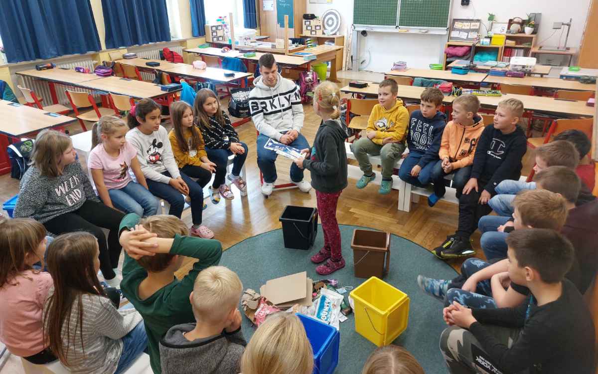 In der Grundschule Gefrees wurden junge Müllexperten antrainiert. Bild: Landratsamt Bayreuth
