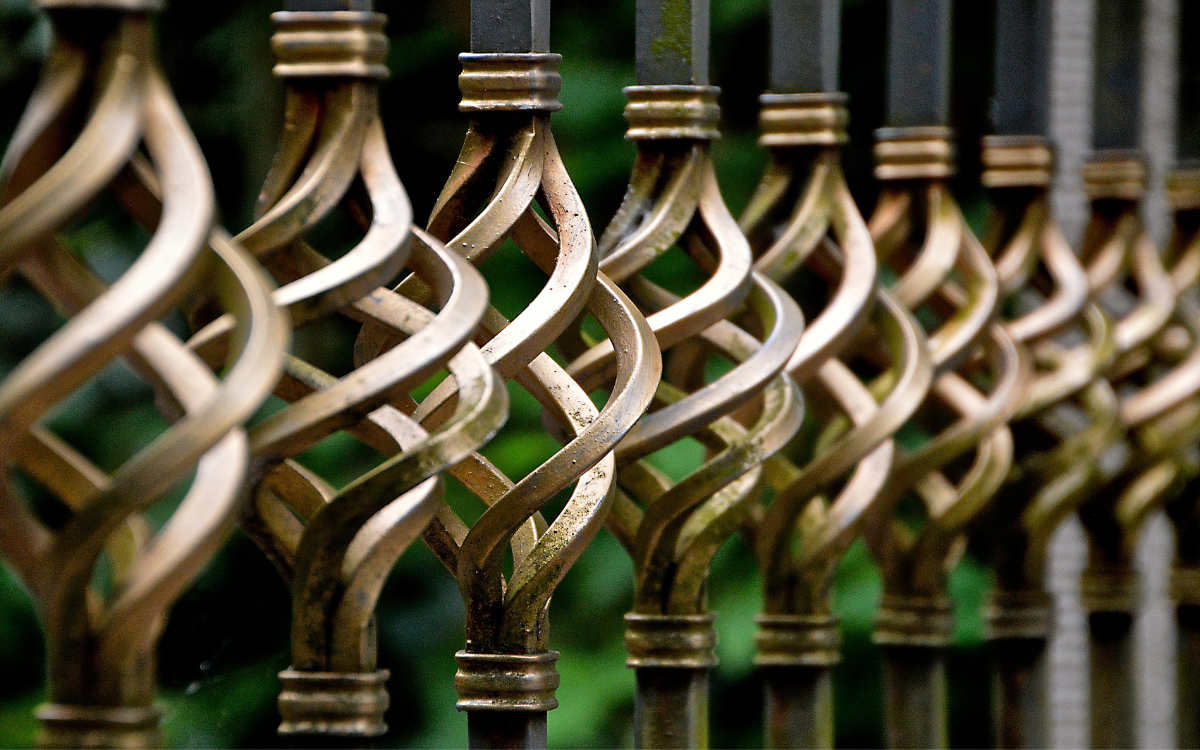 In Coburg blieb ein Mann in einem Metallzaun hängen. Symbolbild: Pixabay