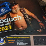 Neu aus Warmensteinach: Der Bierbauch-Kalender 2023. Bild: Screenshot Facebook/Web Design Stube