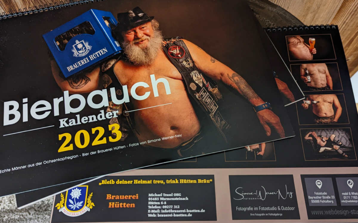 Neu aus Warmensteinach: Der Bierbauch-Kalender 2023. Bild: Screenshot Facebook/Web Design Stube