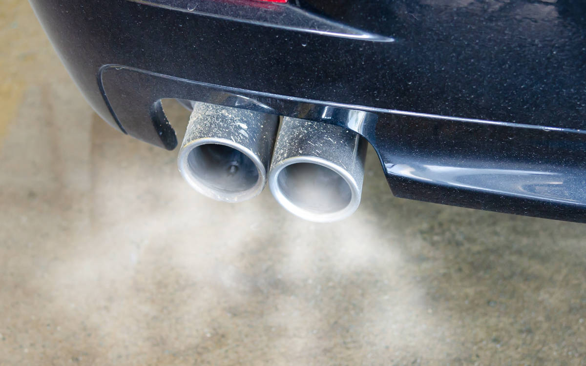 Katalysatoren sorgen dafür, dass Fahrzeuge weniger umweltschädliche Stoffe ausstoßen. Symbolfoto: Pexels/Khunkorn Laowisit