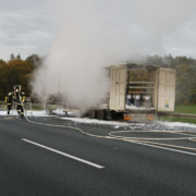 Auf der A6 fing ein Lkw heute früh, dem 28. Oktober 2022, an zu brennen. Bild: NEWS5/Oßwald