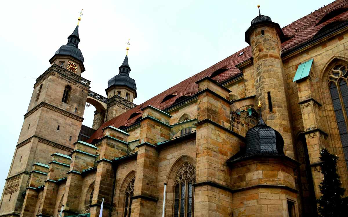 Die Stadtverwaltung soll abklären, ob die Bayreuther Stadtkirche Photovoltaik-Anlagen bekommen könnte. Foto: Neele Boderius
