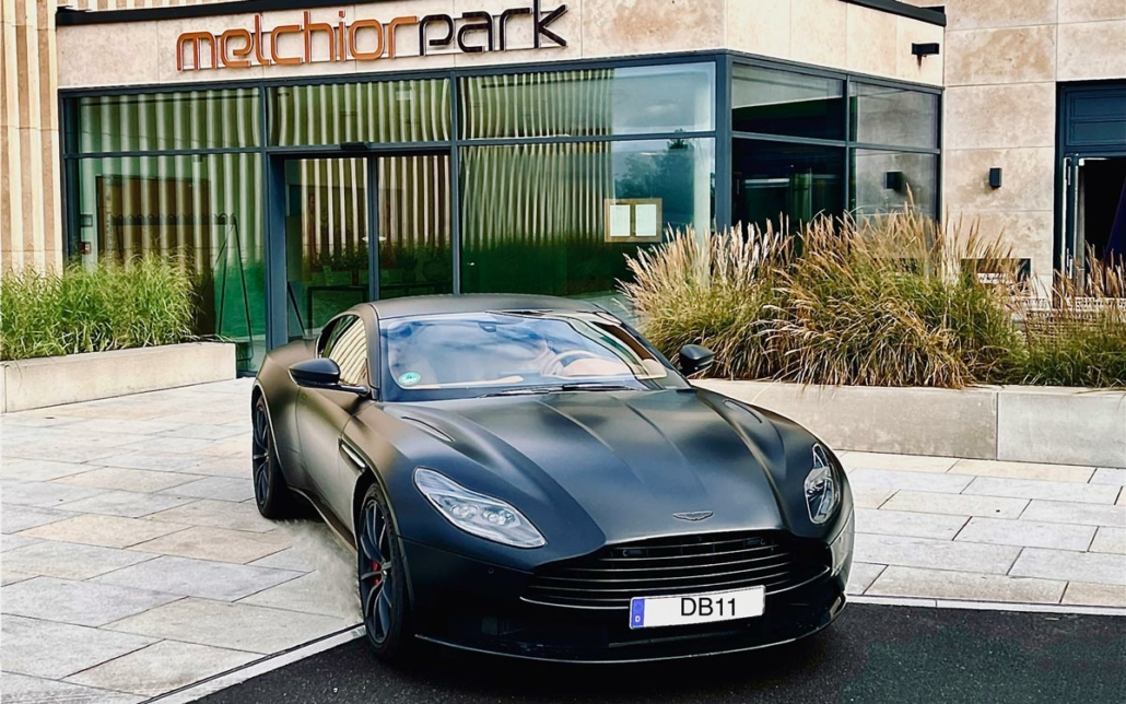 Ein gutes Doppel ist garantiert - Der Melchior Park und der Aston Martin DB11 ©Christian Schwert