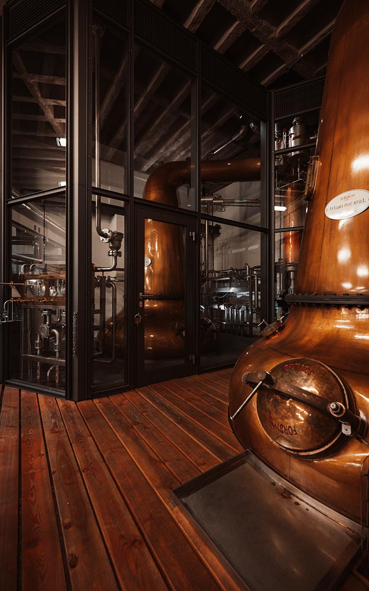 Die Brennblasen aus Kupfer bei der St. Kilian Whisky Destille ©St. Kilian