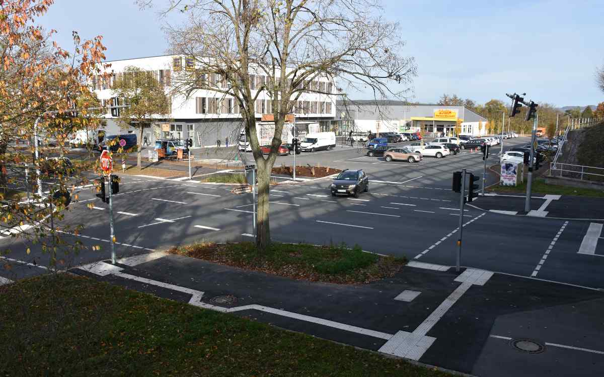 In Bayreuth wurde der Umbau des Verkehrsknotenpunkts Königsallee/Hasenweg abgeschlossen. Bild: Stadt Bayreuth