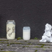 Der McFit-Gründer Rainer Schaller ist tot. Vor seinem Haus in Schlüsselfeld im Landkreis Bamberg wurden Kerzen und Engel aufgestellt. Bild: NEWS5/Merzbach