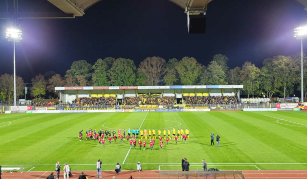 Die Flutlichtanlage im Hans-Walter-Wild-Stadion wurde offiziell eingeweiht beim Spiel der SpVgg Bayreuth gegen die SV Elversberg. Bild: privat