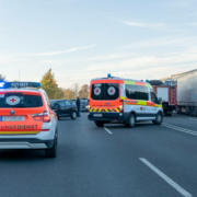 Auf der B2 bei Bayreuth kam es heute früh zu einem Verkehrsunfall mit zwei verletzten Personen. Bild: BRK Bayreuth