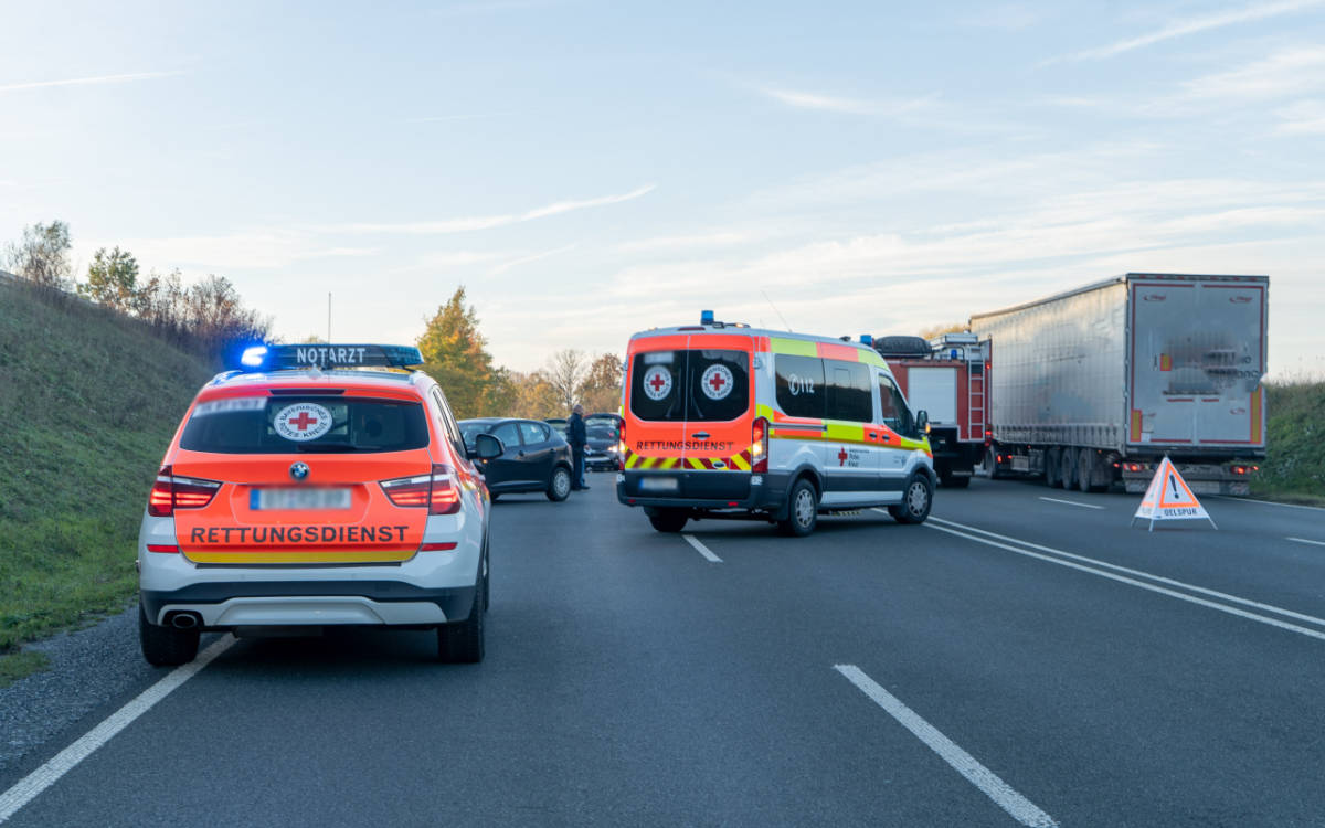 Auf der B2 bei Bayreuth kam es heute früh zu einem Verkehrsunfall mit zwei verletzten Personen. Bild: BRK Bayreuth