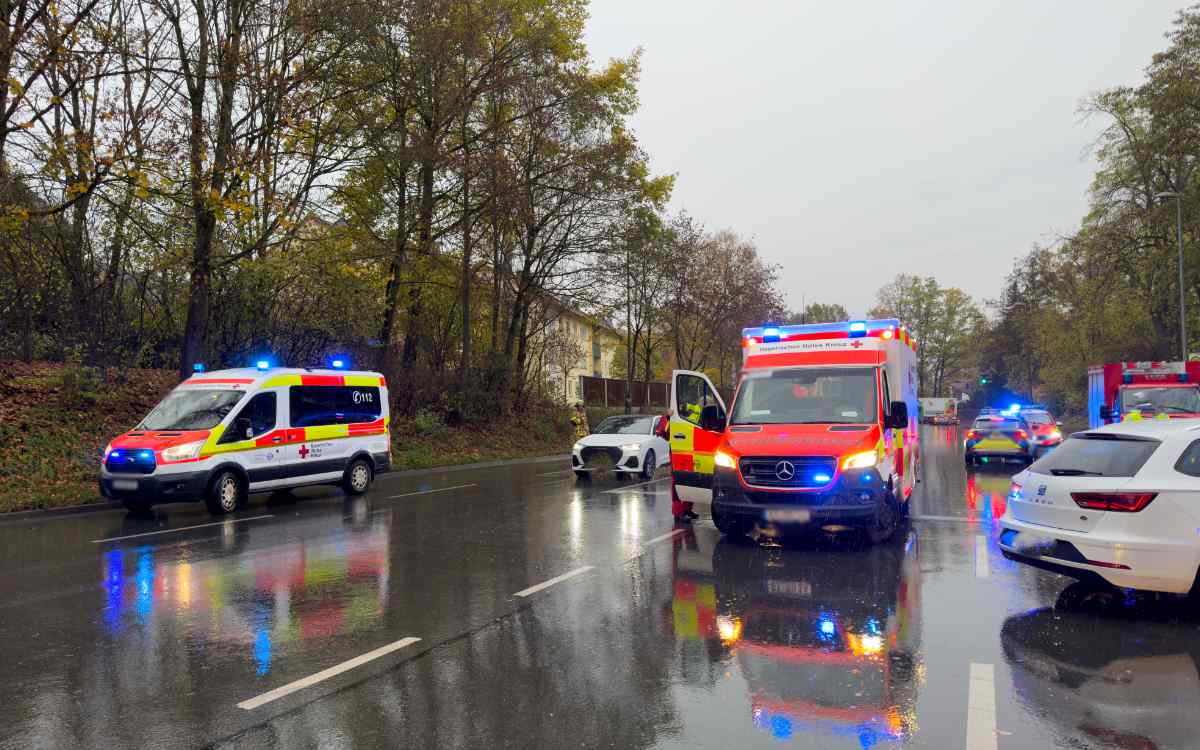 In der Bayreuther Scheffelstraße kam es heute zu einem Verkehrsunfall mit drei Verletzten. Bild: BRK Bayreuth