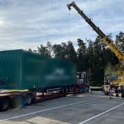 Auf einem Rastplatz bei Bayreuth haben Kräne einen LKW-Container umgeladen. Foto: Verkehrspolizei Bayreuth