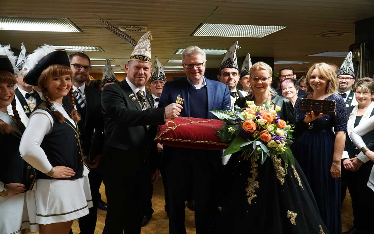 Der Bayreuther Faschingsprinz Heiko I. nahm den Rathausschlüssel von Oberbürgermeister Thomas Ebersberger entgegen. Foto: Johannes Pittroff