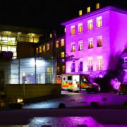 Die Klinik Hohe Warte, getaucht in lila Licht. Bild: Klinikum Bayreuth