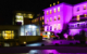 Die Klinik Hohe Warte, getaucht in lila Licht. Bild: Klinikum Bayreuth