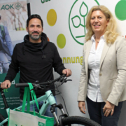 AOK-Gesundheitsexpertin Ulrike Fischer überreichte dem Gewinner Moritz Küssner sein neues Fahrrad. Bild: AOK Bayern