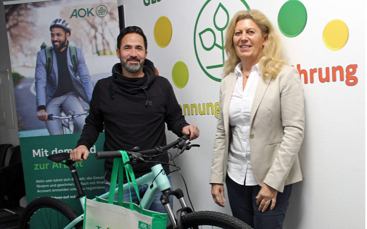 AOK-Gesundheitsexpertin Ulrike Fischer überreichte dem Gewinner Moritz Küssner sein neues Fahrrad. Bild: AOK Bayern