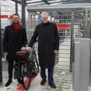 Bayreuths Oberbürgermeister Thomas Ebersberger (CSU, r.) und der Zweite Bürgermeister Andreas Zippel (SPD) haben das Fahrrad-Parkhaus eingeweiht. Foto: Johannes Pittroff