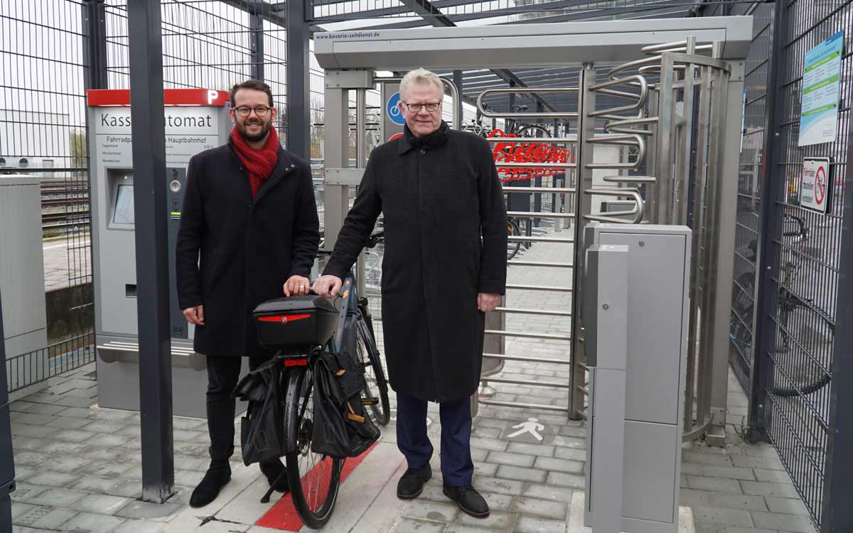Bayreuths Oberbürgermeister Thomas Ebersberger (CSU, r.) und der Zweite Bürgermeister Andreas Zippel (SPD) haben das Fahrrad-Parkhaus eingeweiht. Foto: Johannes Pittroff