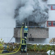 Die Feuerwehr musste sich in Bamberg den Weg in eine vermüllte Wohnung bahnen. Foto: NEWS5 / Merzbach