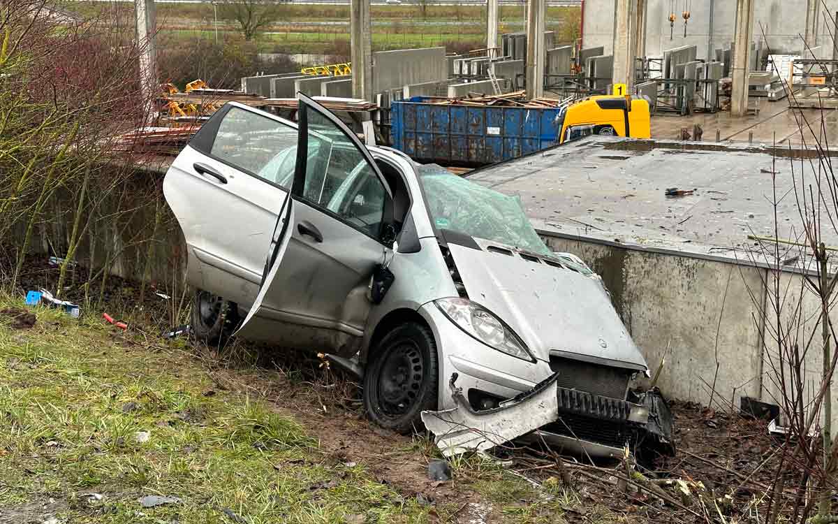 Nach dem schweren Unfall im Landkreis Coburg in Oberfranken kam der Mercedes-Fahrer ins Klinikum. Foto: NEWS5 / Ittig