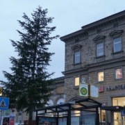 Sorgt für Gesprächsstoff in Bayreuth: der neue Weihnachtsbaum am Hauptbahnhof. Foto: Johannes Pittroff