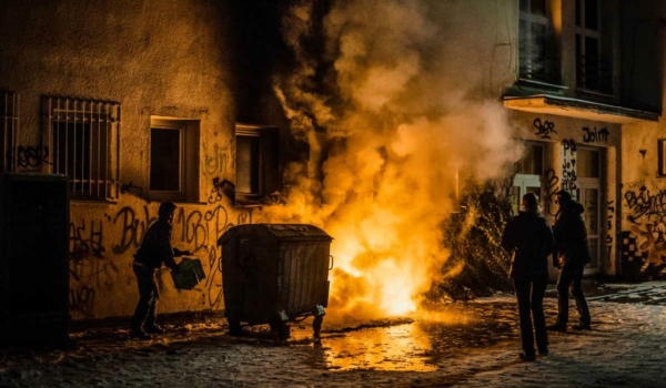 Erneut hielten brennende Mülltonnen die Bayreuther Feuerwehr auf Trab. Symbolbild: Pexels/Helena Jankovicova Kovacova