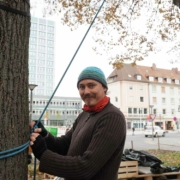 Der Bayreuther Aktivist Thomas Lachner spannte am frühen Nachmittag mit seinen Mitstreitern die ersten Seile gegenüber vom Bayreuther Rathaus. Foto: Johannes Pittroff