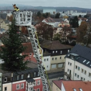 Vielleicht der höchste Christbaum in Oberfranken: Die Forchheimer Feuerwehr hat ihn auch dieses Jahr hochgehievt. Foto: NEWS5 / Fricke
