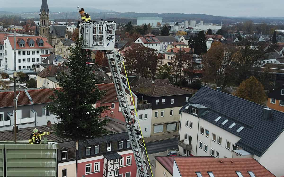 Vielleicht der höchste Christbaum in Oberfranken: Die Forchheimer Feuerwehr hat ihn auch dieses Jahr hochgehievt. Foto: NEWS5 / Fricke