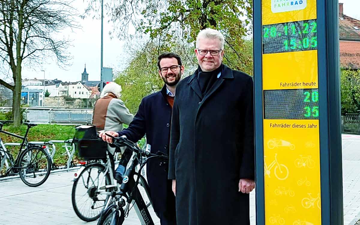 Oberbürgermeister Thomas Ebersberger (r.) und der Zweite Bürgermeister Andreas Zippel haben die neue Radzählsäule am Mainradweg in Betrieb genommen. Foto: Stadt Bayreuth