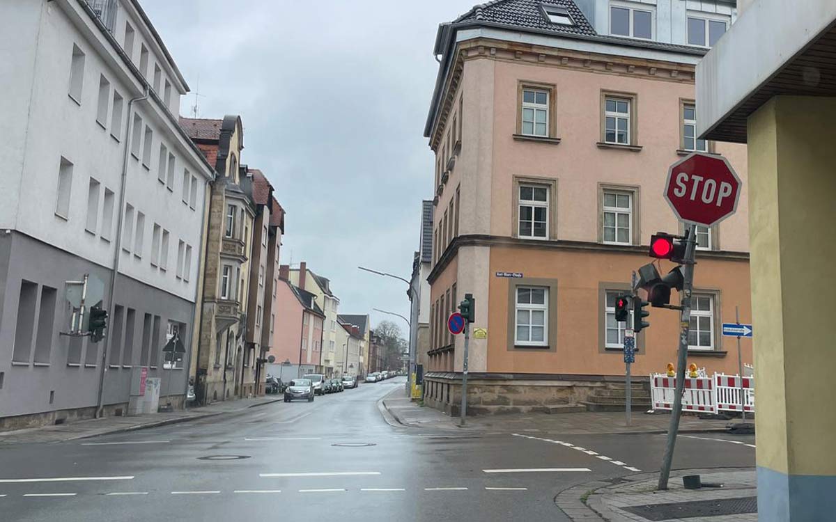 Die Ampel an der Bayreuther Kreuzung Karl-Marx-Straße/Carl-Schüller-Straße zeigte heute, am 29. November 2022, einen deutlichen Schaden. Foto: Tim Felder