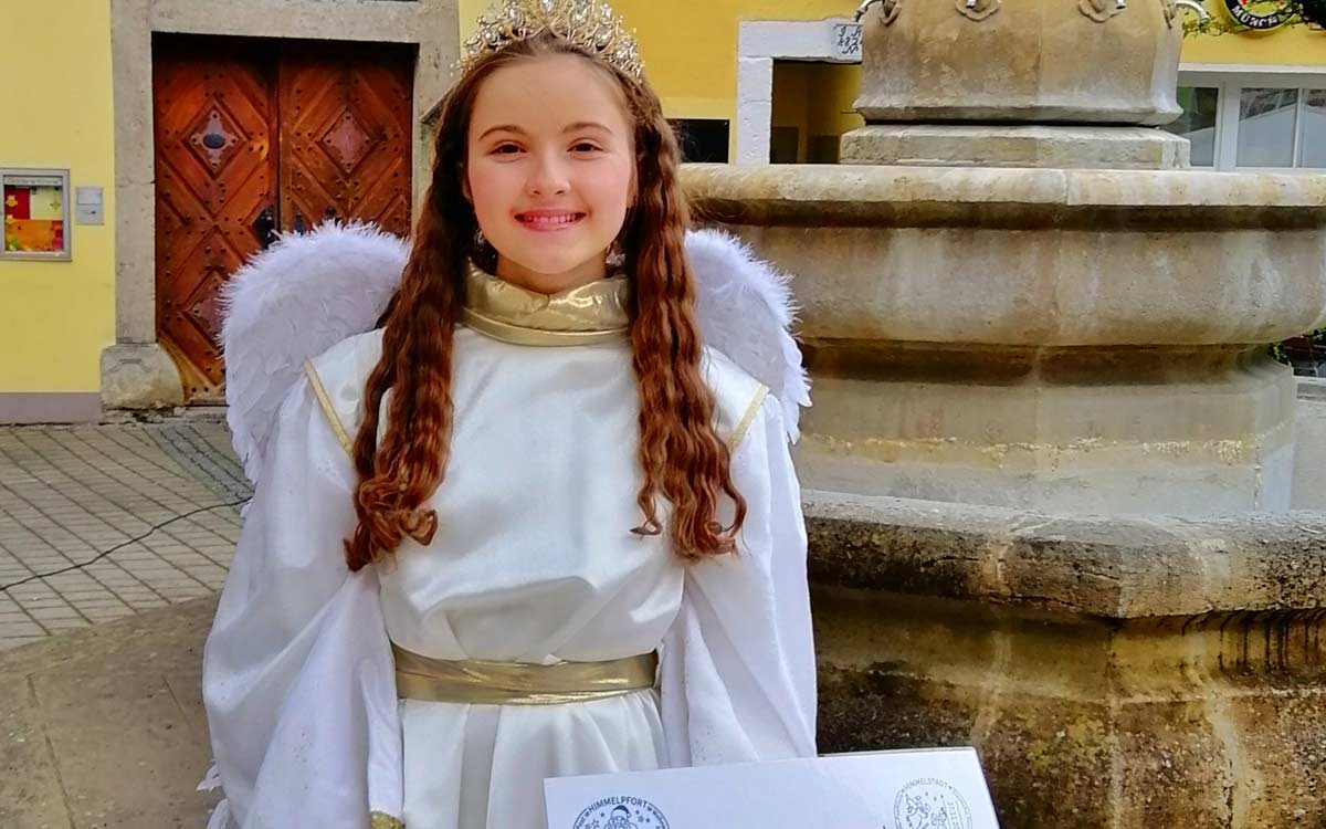 Das Pottensteiner Christkind (Anna Pryvalko) hat schon beim Winterzauber Briefe gesammelt. Foto: Tourismusbüro Pottenstein