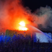 Der Brand in Bärenreuth (Bad Berneck) im Landkreis Bayreuth hielt die Feuerwehren stundenlang in Atem. Foto: NEWS5 / Fricke