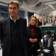 Ministerpräsident Markus Söder (CSU) hat sich im Labor des neuen Zentrums für Batterietechnik der Universität Bayreuth umgesehen. Foto: Nicole Ognev