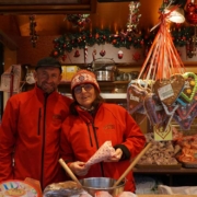 Auf dem Bayreuther Christkindlesmarkt sind Brigitte und Michael Korn froh darüber, wie der Markt bisher läuft. Foto: Nicole Ognev