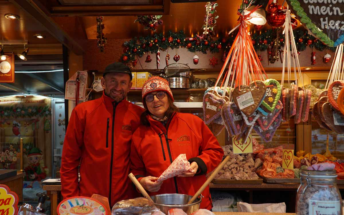 Auf dem Bayreuther Christkindlesmarkt sind Birgit und Michael Korn froh darüber, wie der Markt bisher läuft. Foto: Nicole Ognev