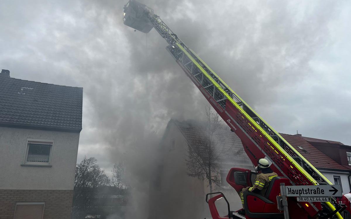 Feuerwehr-Kräfte löschen den Brand in einem Haus im Landkreis Bamberg in Oberfranken. Foto: NEWS5 / Merzbach