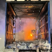 Der LKW ist komplett ausgebrannt, von der Ladung blieb nur Asche übrig. Foto: NEWS5 / Fricke