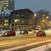 Schnee, Matsch und Eis prägten heute früh das Bayreuther Straßenbild, auch am Hohenzollernring. Foto: Redaktion