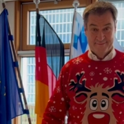 Ministerpräsident Markus Söder sorgt mit seinem neuen Weihnachtspullover für Aufsehen bei Instagram. Bild: Instagram/markus.soeder
