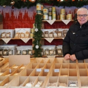 Verkäufer Klaus Völkel zeigt sich zufrieden mit dem diesjährigen Bayreuther Weihnachtsmarkt. Foto: Nicole Ognev