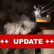 Die Feuerwehrkameraden löschten bei dem Brand in Oberfranken von außen und von innen. Foto: NEWS5 / Ittig
