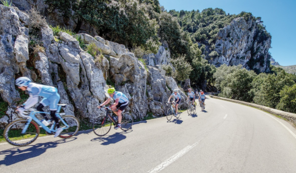 Auf Mallorca gibt es Radstrecken für alle, die das Radeln lieben. Profis finden im Tramuntana-Gebirge herausfordernde Strecken.