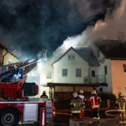 Bei dem Brand in Oberfranken griffen die Flammen auf zwei Wohnhäuser über. Foto: NEWS5 / Merzbach